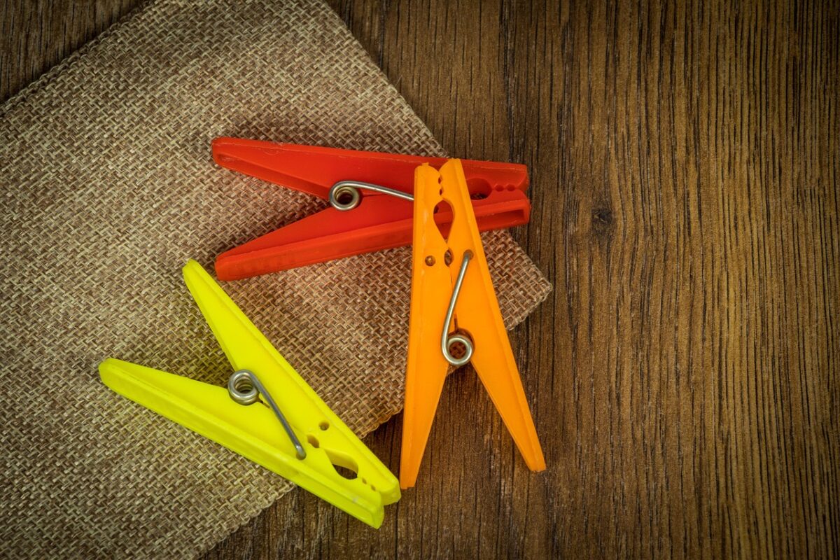 clamp, clench, clip, cloth, clothes, clothes-peg, clothesline, clothespin, clothing, distinct, dry, hang, hold, household, housework, isolate, isolated, laundry, object, pin, plastic, wood, wooden, brown clothes